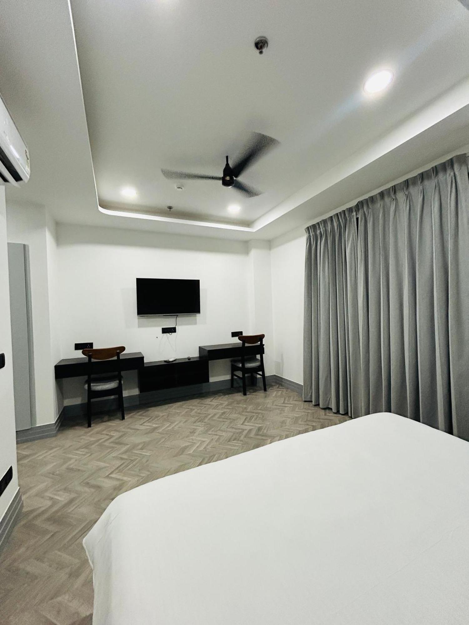 Bedchambers Luxury Apartment Near Golf Course Road Гургаон Экстерьер фото