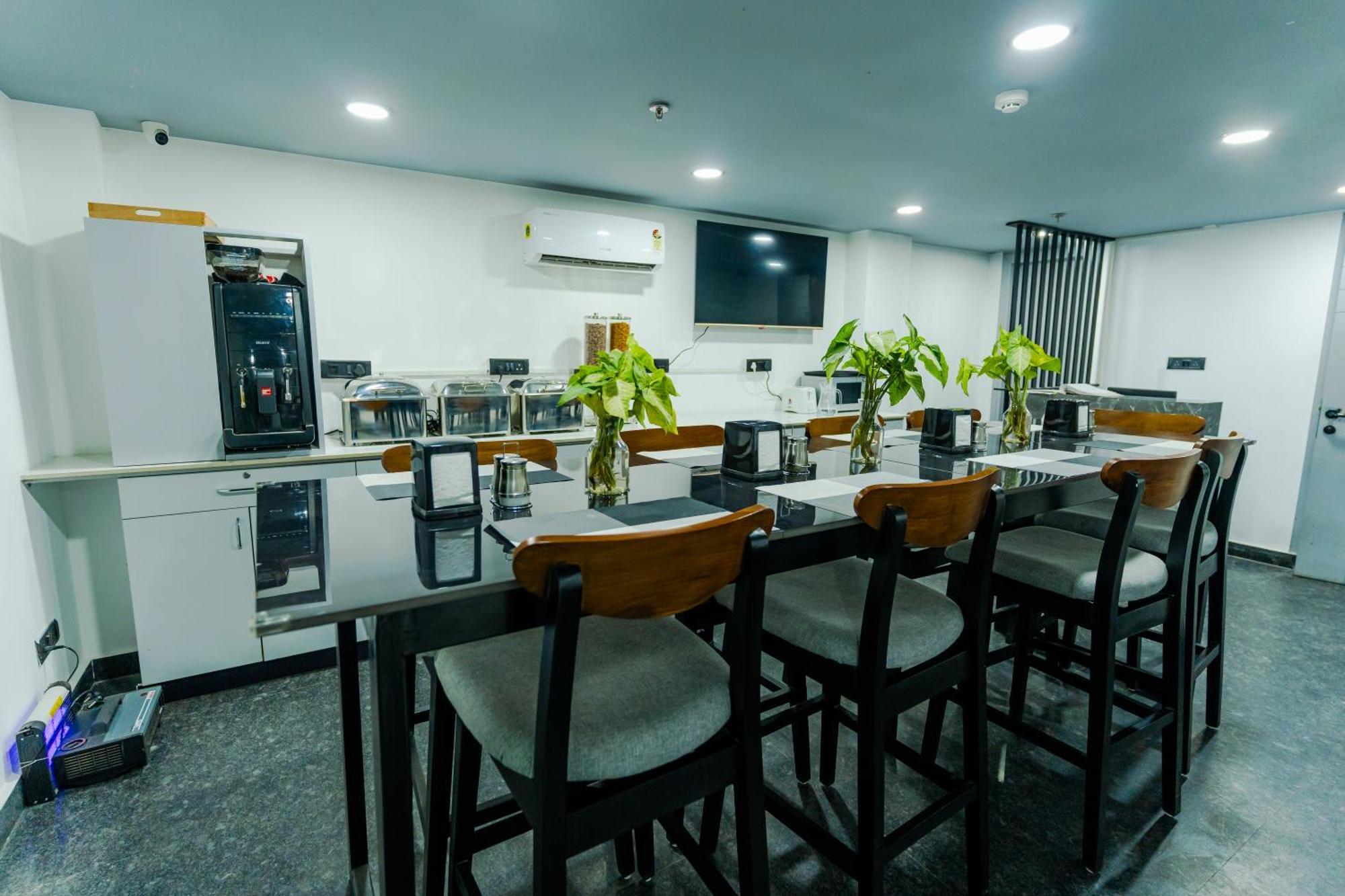 Bedchambers Luxury Apartment Near Golf Course Road Гургаон Экстерьер фото